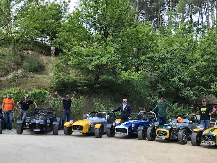 Club automobile posant au village de gîtes de Ravel