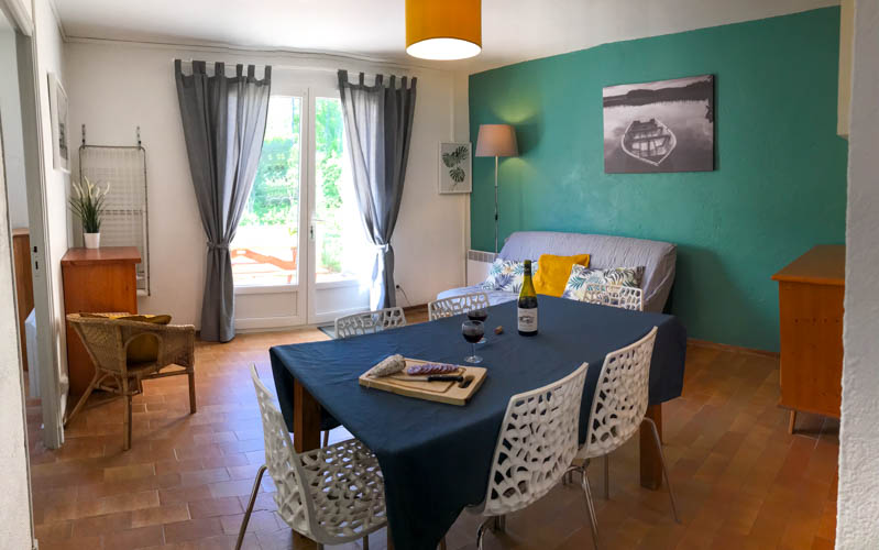 Salon du gîte familial dans un environ chaleureux rappelant la nature des Cévennes avec un joli mur vert